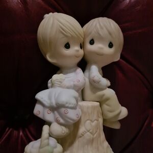 8 Precious Moments figurines